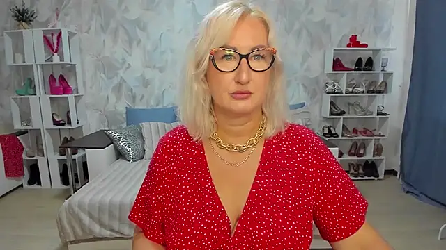 DianaFrances online show from July 11, 9:45 am