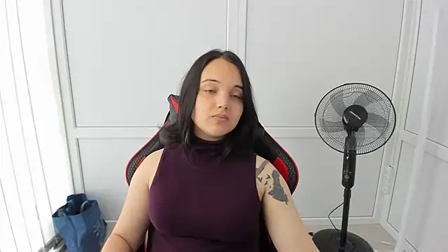 Snapshot of Caroline_cutte chatting on June 16, 7:00 am Caroline cutte online show from June 16, 7:00 am
