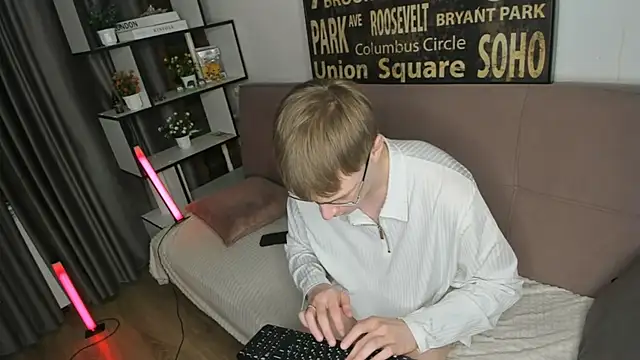 Snapshot of TwinkWhite chatting on May 17, 9:00 pm TwinkWhite online show from May 17, 9:00 pm