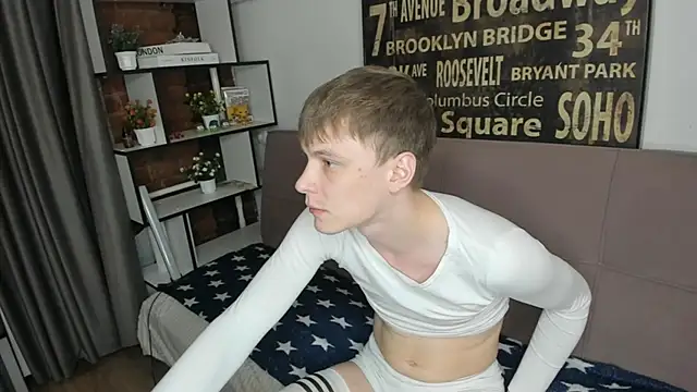 Snapshot of TwinkWhite chatting on May 19, 9:10 pm TwinkWhite online show from May 19, 9:10 pm