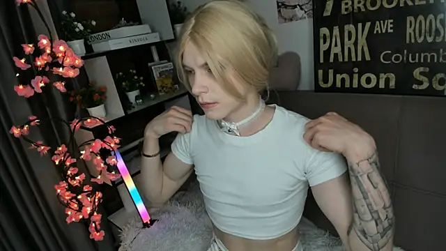 Snapshot of TwinkWhite chatting on May 30, 9:56 pm TwinkWhite online show from May 30, 9:56 pm