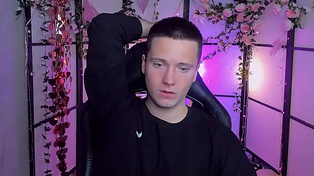 Snapshot of ZackVibe chatting on April 13, 5:35 am ZackVibe online show from April 13, 5:35 am