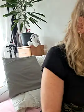 Snapshot of Blond_lady_czech chatting on July 12, 1:35 pm Blond lady czech online show from July 12, 1:35 pm