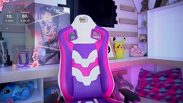 Snapshot of IvyLuxe_ chatting on April 11, 4:50 am IvyLuxe online show from April 11, 4:50 am