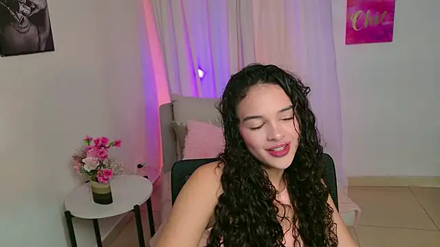 Snapshot of MaraVelvett chatting on May 18, 5:41 pm MaraVelvett online show from May 18, 5:41 pm