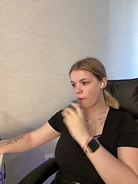 Snapshot of KimEvanss chatting on July 4, 5:02 am KimEvanss online show from July 4, 5:02 am
