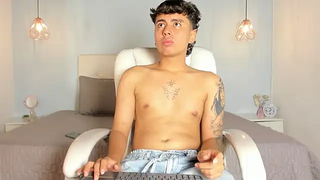 Snapshot of Malakay_18 chatting on April 12, 2:49 am Malakay 18 online show from April 12, 2:49 am