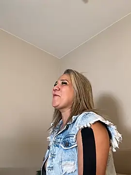Snapshot of Camila_Noer chatting on May 14, 2:13 pm Camila Noer online show from May 14, 2:13 pm