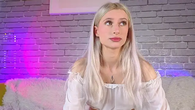 Snapshot of LuxuryBarbie chatting on May 15, 9:05 am LuxuryBarbie online show from May 15, 9:05 am