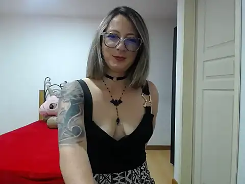 Snapshot of VALELUXX chatting on April 26, 1:58 am VALELUXX online show from April 26, 1:58 am