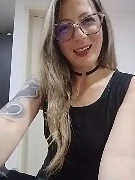 Snapshot of VALELUXX chatting on May 22, 3:24 am VALELUXX online show from May 22, 3:24 am