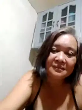 Snapshot of jeanyummytits chatting on May 11, 1:39 pm jeanyummytits online show from May 11, 1:39 pm