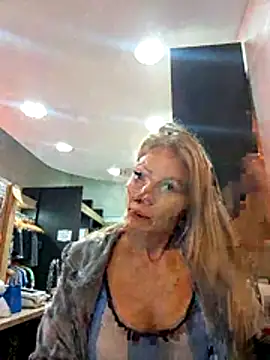 Snapshot of prretty15 chatting on July 6, 8:11 pm prretty15 online show from July 6, 8:11 pm