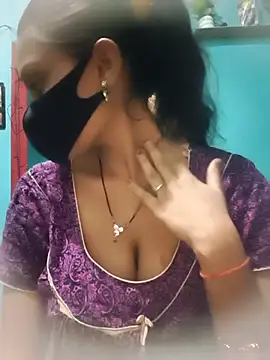 Snapshot of BaddieUnleashed chatting on April 14, 7:36 am BaddieUnleashed online show from April 14, 7:36 am