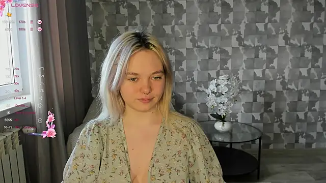 Snapshot of Anna_Delon chatting on April 23, 12:29 pm Anna Delon online show from April 23, 12:29 pm