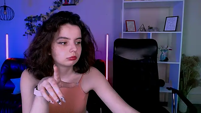 nikki kiss  online show from June 1, 8:27 am