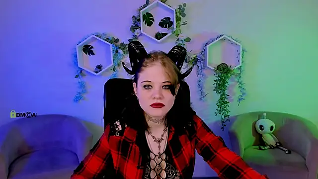 nikki kiss  online show from June 26, 8:30 am