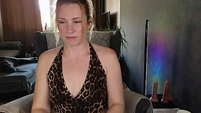 Snapshot of Sharon_Red chatting on July 15, 9:14 am Sharon Red online show from July 15, 9:14 am