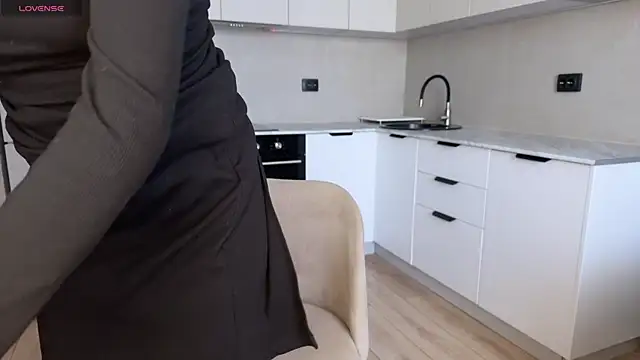 Molly Beauti online show from April 14, 5:02 am