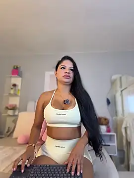 Snapshot of Elara_Luxe chatting on May 17, 3:19 pm Elara Luxe online show from May 17, 3:19 pm