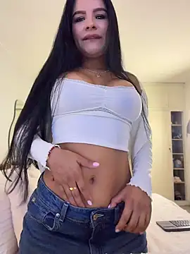 Snapshot of Elara_Luxe chatting on June 6, 10:58 pm Elara Luxe online show from June 6, 10:58 pm