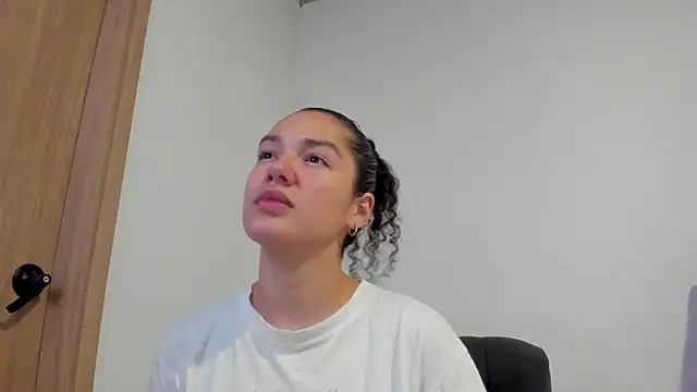 Snapshot of MiaRouseex chatting on May 19, 4:19 am MiaRouseex online show from May 19, 4:19 am