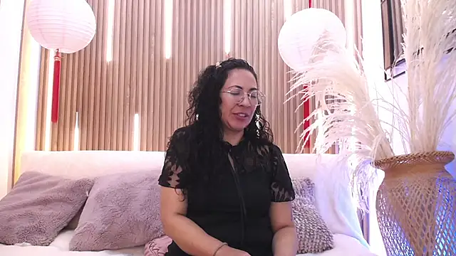 Snapshot of Velvet_Curly chatting on June 25, 12:20 pm Velvet Curly online show from June 25, 12:20 pm