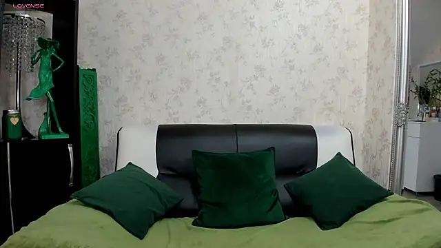 Snapshot of FemCupid chatting on May 20, 4:51 am FemCupid online show from May 20, 4:51 am