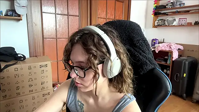PillowPeachX online show from May 19, 9:37 am