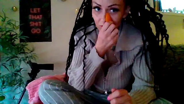 Snapshot of shyhornymommy chatting on April 26, 2:53 am shyhornymommy online show from April 26, 2:53 am