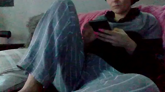 Snapshot of shyhornymommy chatting on April 28, 3:11 am shyhornymommy online show from April 28, 3:11 am