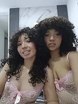 Snapshot of Chloe_and_Violeta chatting on August 9, 3:23 am Chloe and Violeta online show from August 9, 3:23 am