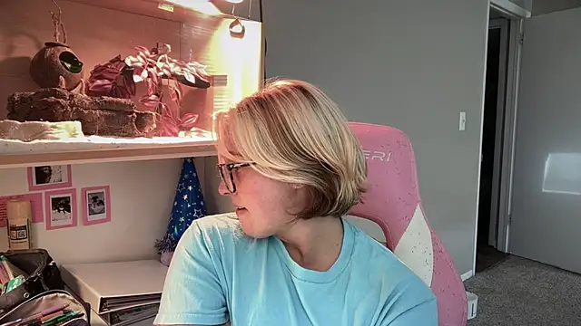 Snapshot of MUSCLEMOMMY1365 chatting on June 14, 8:22 pm MUSCLEMOMMY1365 online show from June 14, 8:22 pm