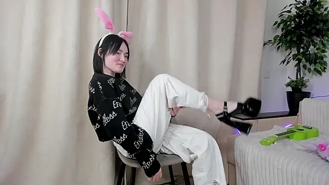 AliFlentroy online show from April 18, 4:00 pm