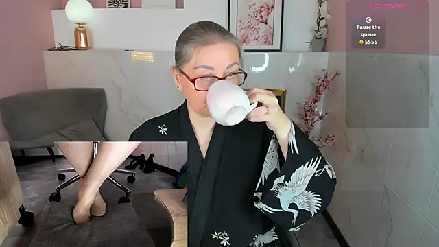 Snapshot of Alexandra_Kind chatting on June 14, 8:55 pm Alexandra Kind online show from June 14, 8:55 pm