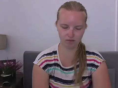 Snapshot of RoseTeacherX chatting on July 1, 7:32 am RoseTeacherX online show from July 1, 7:32 am