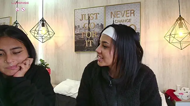 Snapshot of Serena_and_zoe chatting on April 29, 12:48 am Serena and zoe online show from April 29, 12:48 am