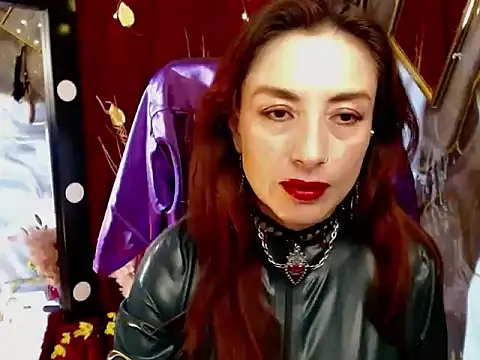 Snapshot of Queenscarlettsecret chatting on June 3, 5:40 pm Queenscarlettsecret online show from June 3, 5:40 pm