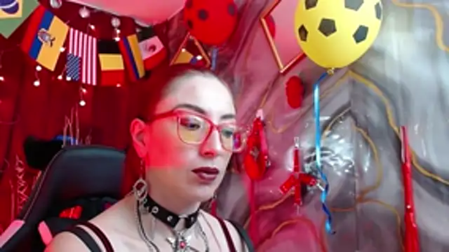 Snapshot of Queenscarlettsecret chatting on July 16, 1:06 pm Queenscarlettsecret online show from July 16, 1:06 pm