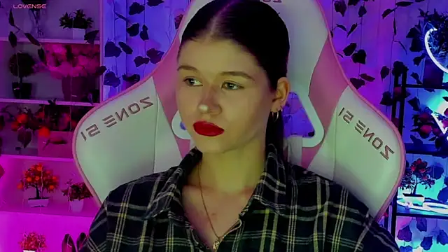 Snapshot of alice_tails chatting on April 14, 9:54 pm alice tails online show from April 14, 9:54 pm