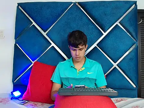 EdwinBoys online show from May 1, 1:48 pm