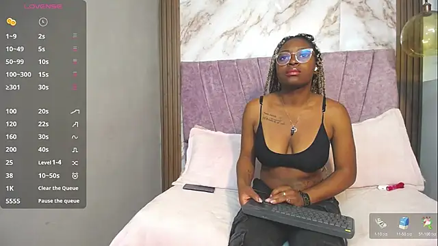 Snapshot of Candy_Williamss chatting on April 24, 8:11 pm Candy Williamss online show from April 24, 8:11 pm