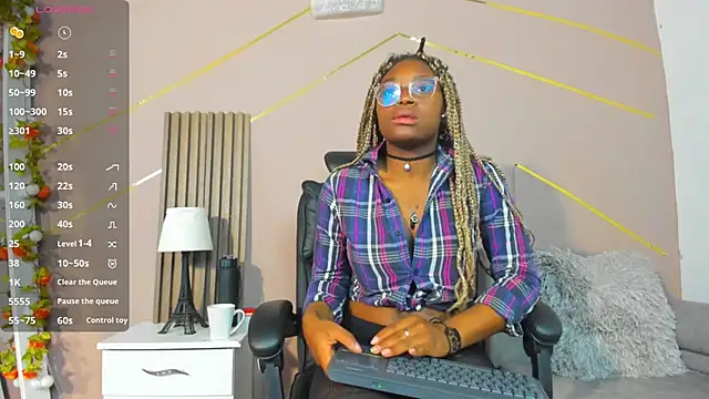 Snapshot of Candy_Williamss chatting on May 7, 7:52 pm Candy Williamss online show from May 7, 7:52 pm