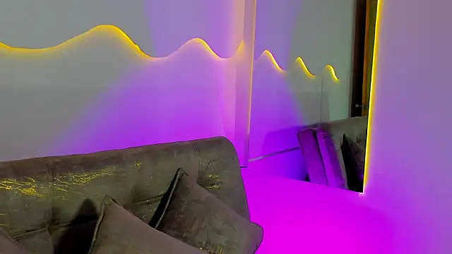 Snapshot of MiaMalcova__ chatting on April 25, 7:33 pm MiaMalcova online show from April 25, 7:33 pm