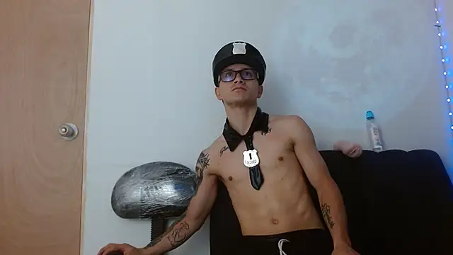 Snapshot of Zeusdark19 chatting on May 9, 12:10 pm Zeusdark19 online show from May 9, 12:10 pm