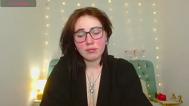 Snapshot of Shiraazsh_ chatting on May 5, 8:50 pm Shiraazsh online show from May 5, 8:50 pm