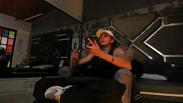 Snapshot of JayTaylorr chatting on April 23, 12:29 pm JayTaylorr online show from April 23, 12:29 pm