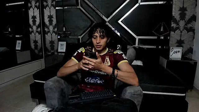 Snapshot of JayTaylorr chatting on April 24, 11:34 am JayTaylorr online show from April 24, 11:34 am