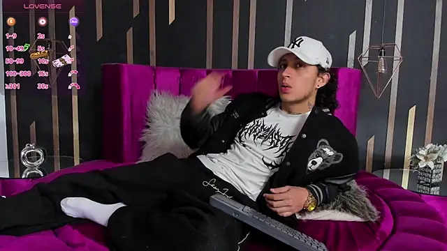 Snapshot of JayTaylorr chatting on April 30, 11:38 am JayTaylorr online show from April 30, 11:38 am