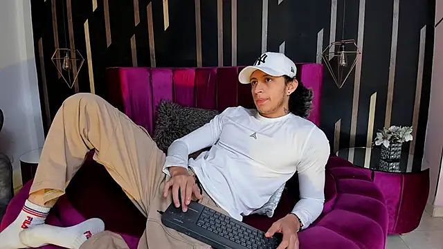 Snapshot of JayTaylorr chatting on May 7, 11:37 am JayTaylorr online show from May 7, 11:37 am